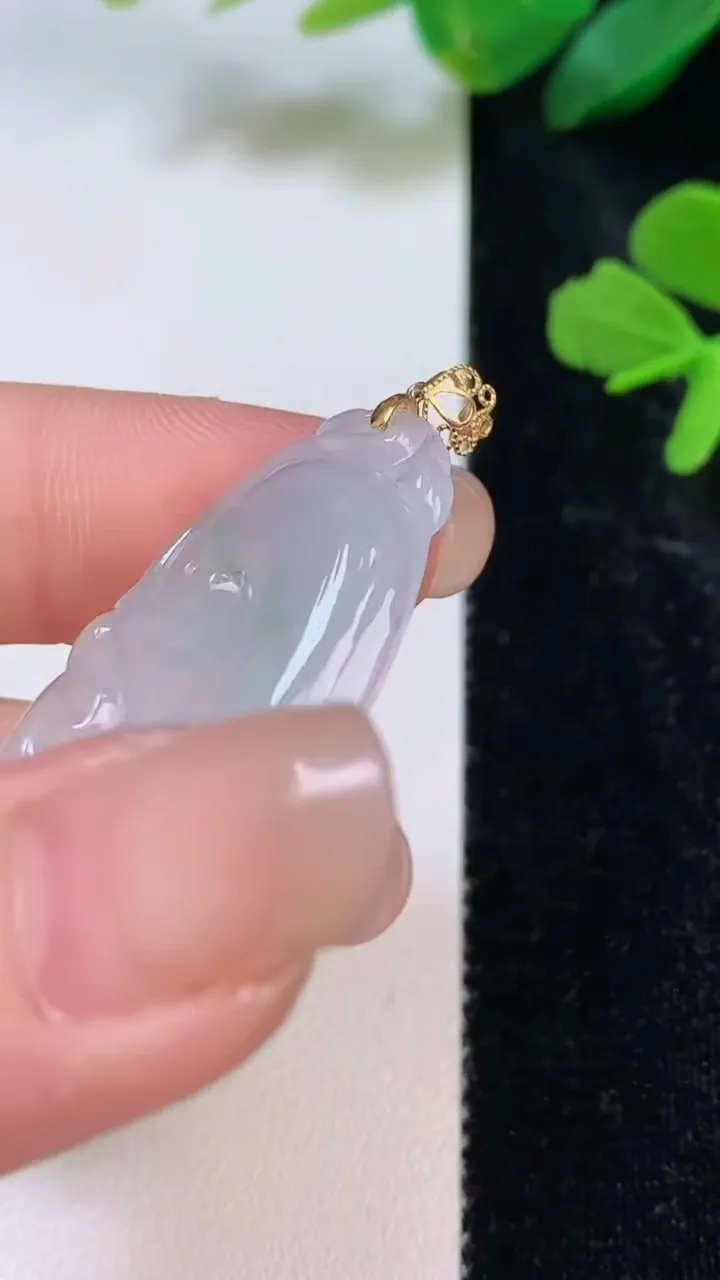 天然A货翡翠种飘花如意吊坠，尺寸35.6-19.8-4，重量:5.61g
8月3日