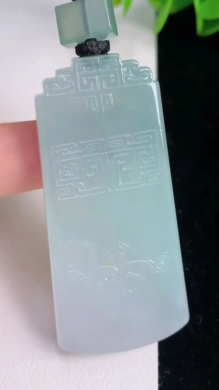 天然A货翡翠仿古无事牌吊坠，尺寸60-27.2-5，重量:26.96g
8月3日