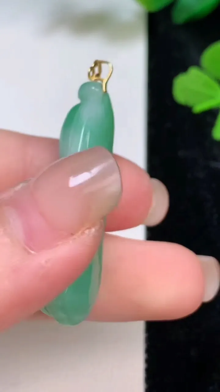 天然A货翡翠福豆吊坠，尺寸39.2-12-8.7，重量:7.75g
8月3日