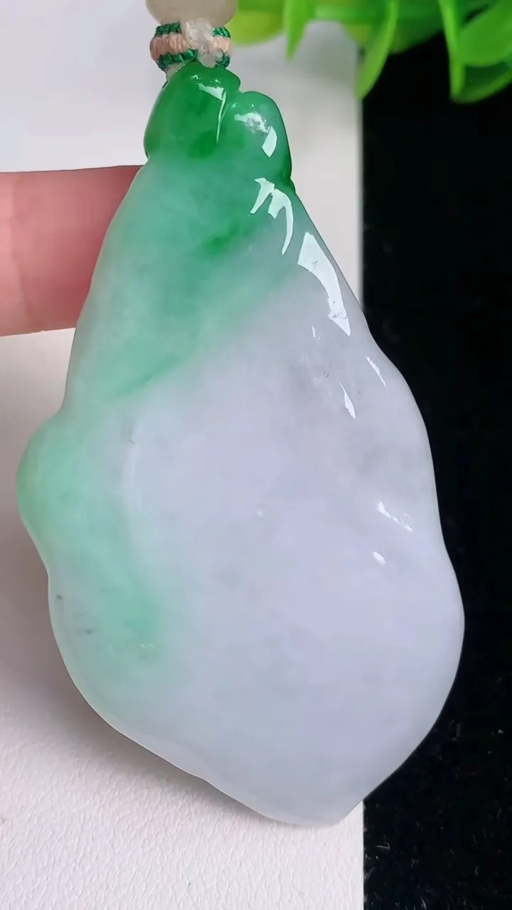天然A货翡翠观音菩萨吊坠，尺寸67.3-35.5-7.5，重量:37.77g
8月3日
