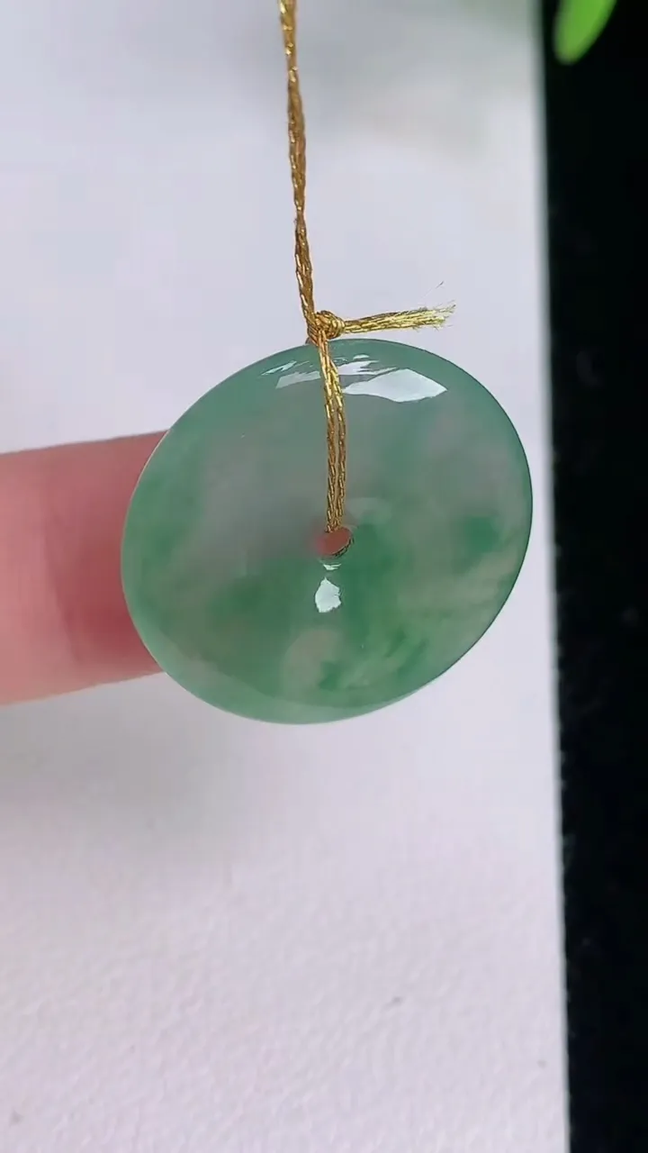 天然A货翡翠平安扣吊坠，尺寸21.8-4.6，重量:4.47g
8月3日