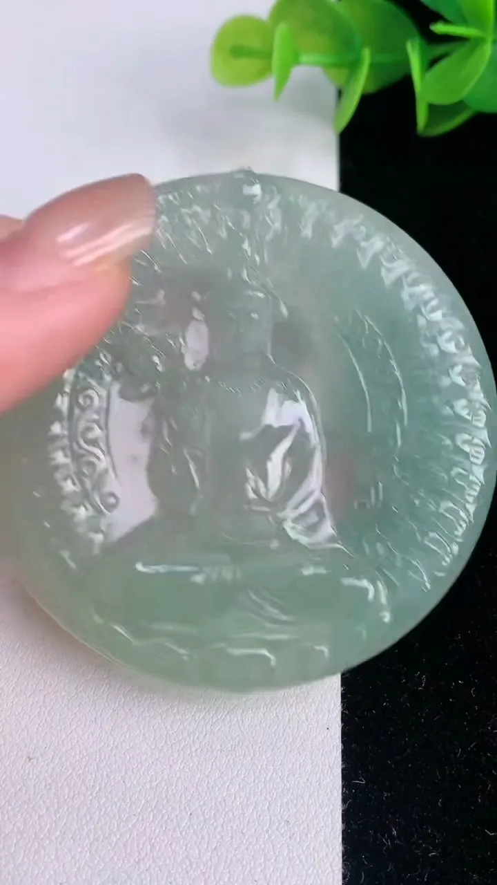 天然A货翡翠千手观音菩萨吊坠，尺寸56-4.8，重量:33.19g
8月3日