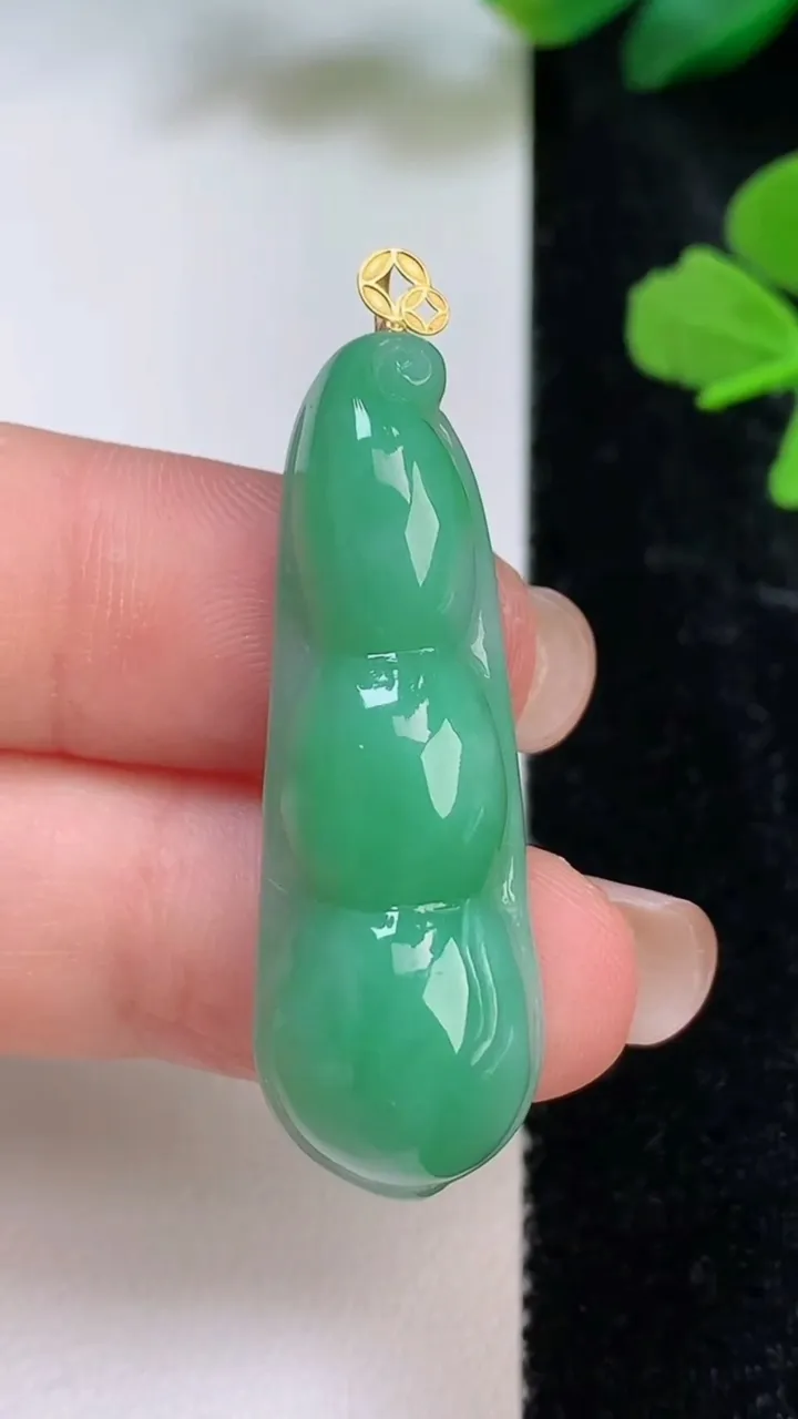 天然A货翡翠福豆吊坠，尺寸39.2-12-8.7，重量:7.75g
8月3日