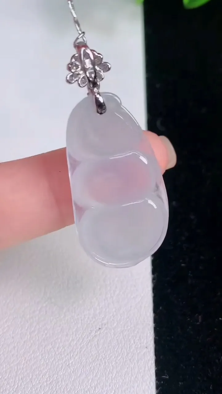 天然A货翡翠种白冰福豆吊坠，尺寸29-14.5-5.3，重量:4.84g
8月3日