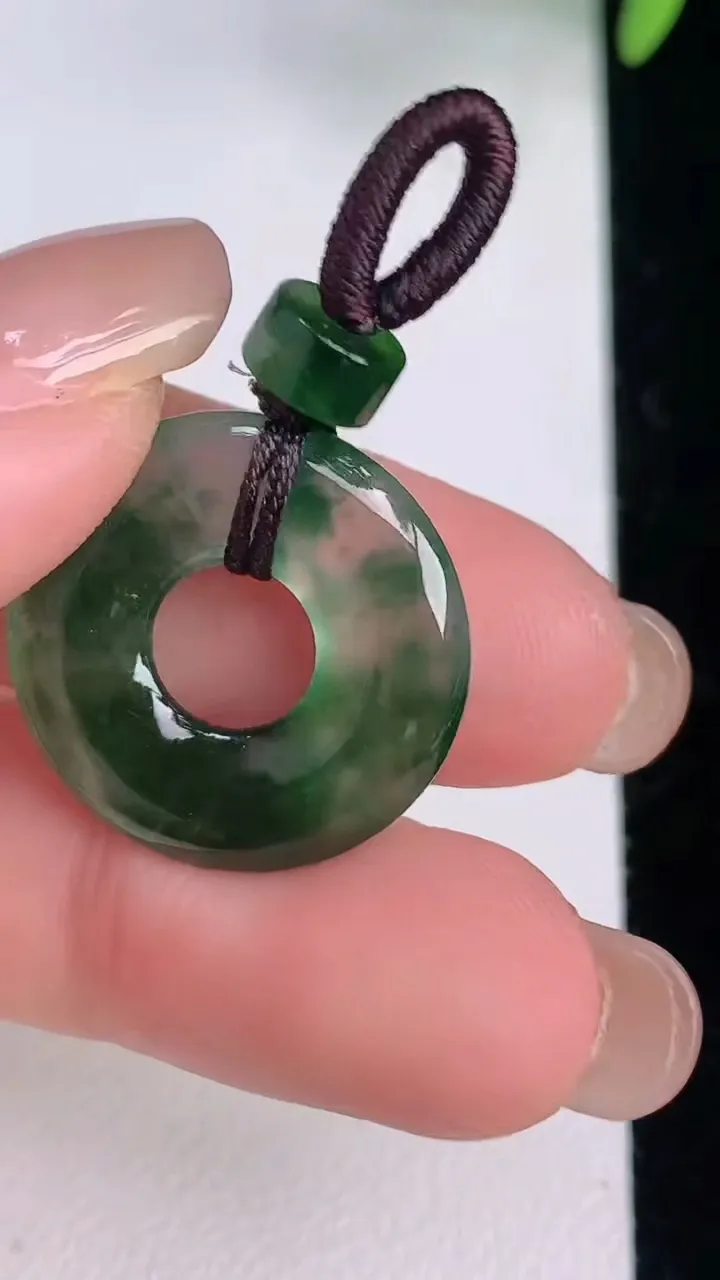 天然A货翡翠冰种飘花平安环 甜甜圈吊坠，尺寸21-3.2，重量:3.02g
8月3日