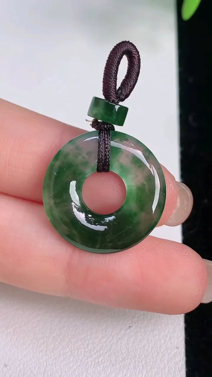 天然A货翡翠冰种飘花平安环 甜甜圈吊坠，尺寸21-3.2，重量:3.02g
8月3日