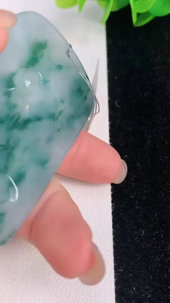 天然A货翡翠冰种飘花虚空藏菩萨吊坠，尺寸66.6-39.3-5，重量:33.07g
8月3日