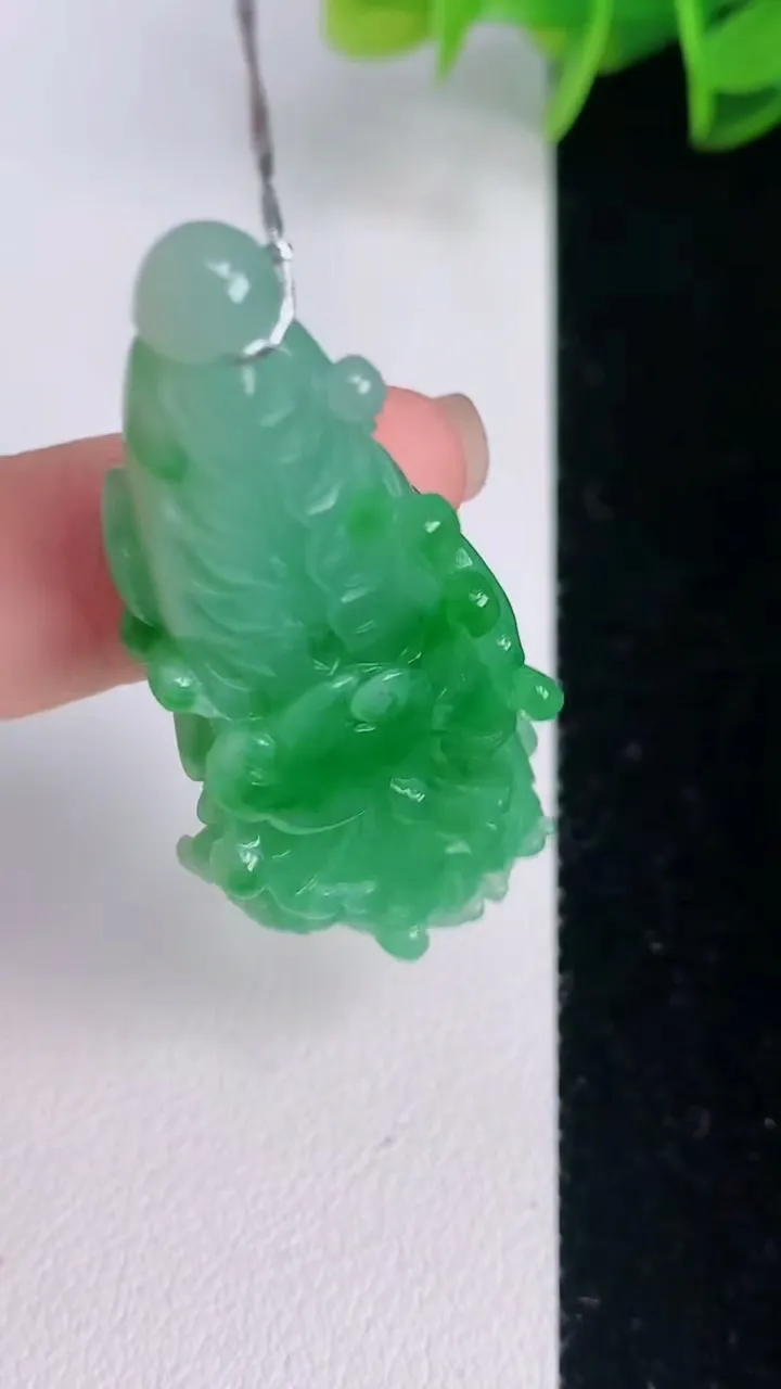 天然A货翡翠白菜吊坠，尺寸47-20.6-10.6，重量:14.83g
8月3日