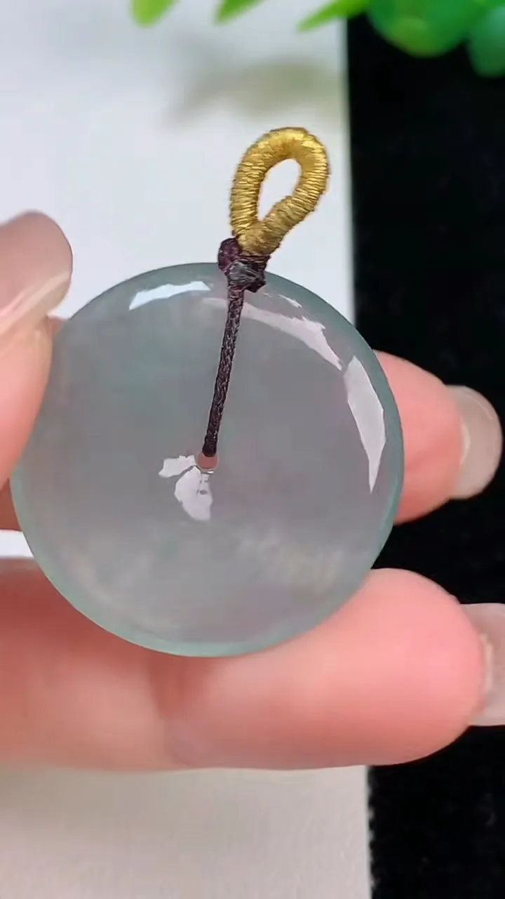 天然A货翡翠平安扣吊坠，尺寸27.2-4.4，重量:7.12g
8月3日