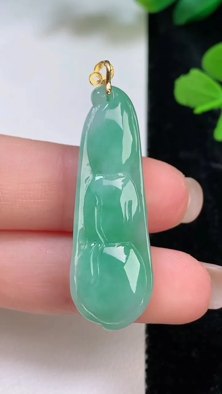 天然A货翡翠福豆吊坠，尺寸39.2-12-8.7，重量:7.75g
8月3日