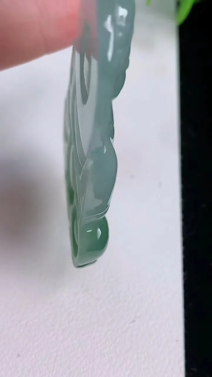 天然A货翡翠冰种飘花正装观音菩萨吊坠，尺寸57-38-6，重量:24.00g
8月3日