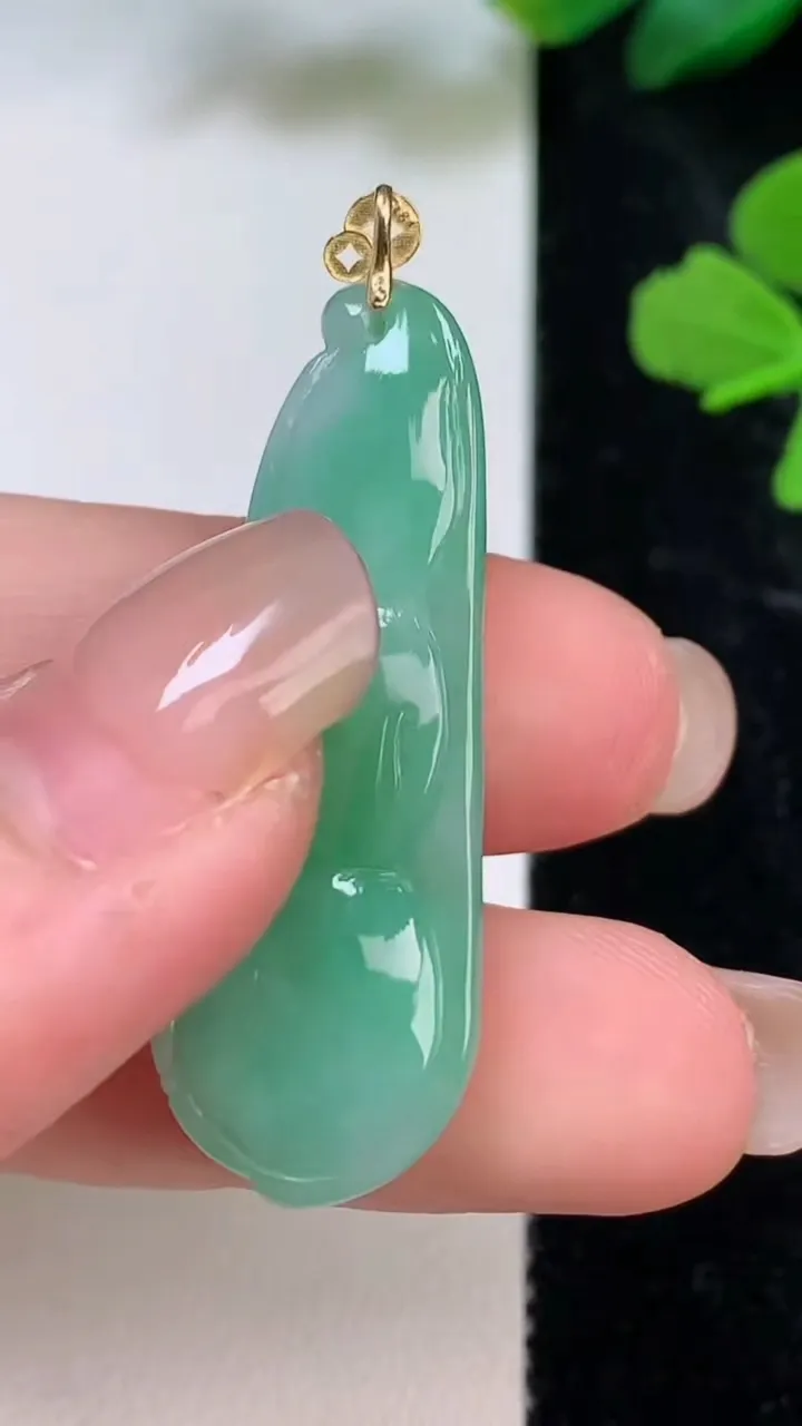 天然A货翡翠福豆吊坠，尺寸39.2-12-8.7，重量:7.75g
8月3日