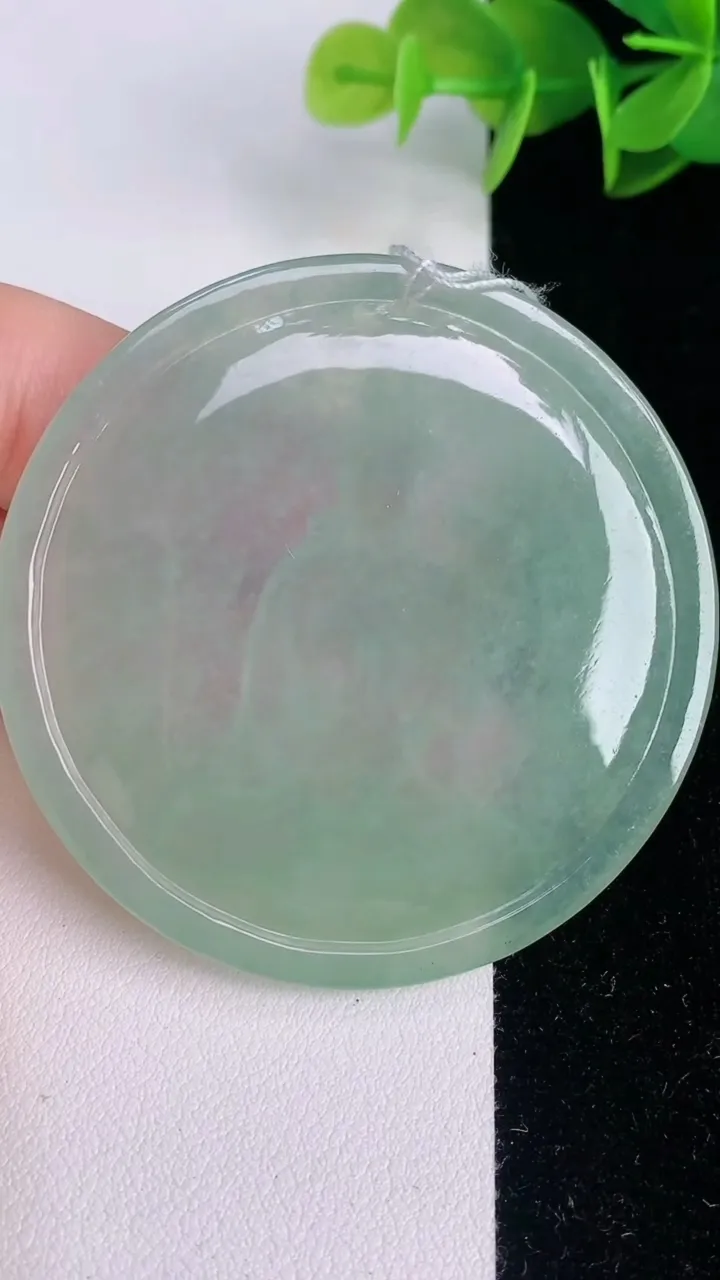 天然A货翡翠千手观音菩萨吊坠，尺寸56-4.8，重量:33.19g
8月3日