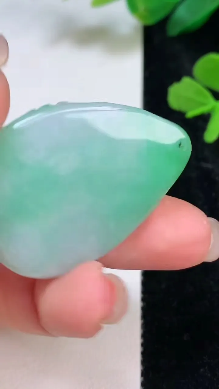 天然A货翡翠生肖鸡吊坠，尺寸35.6-27.6-6.8，重量:12.26g
8月3日