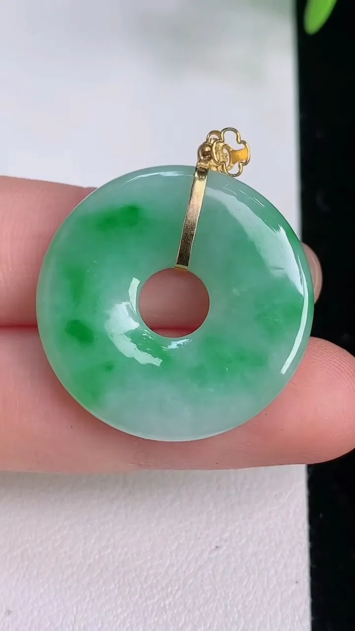 天然A货翡翠平安环 甜甜圈吊坠，尺寸27-3.7，重量:6.24g
8月3日