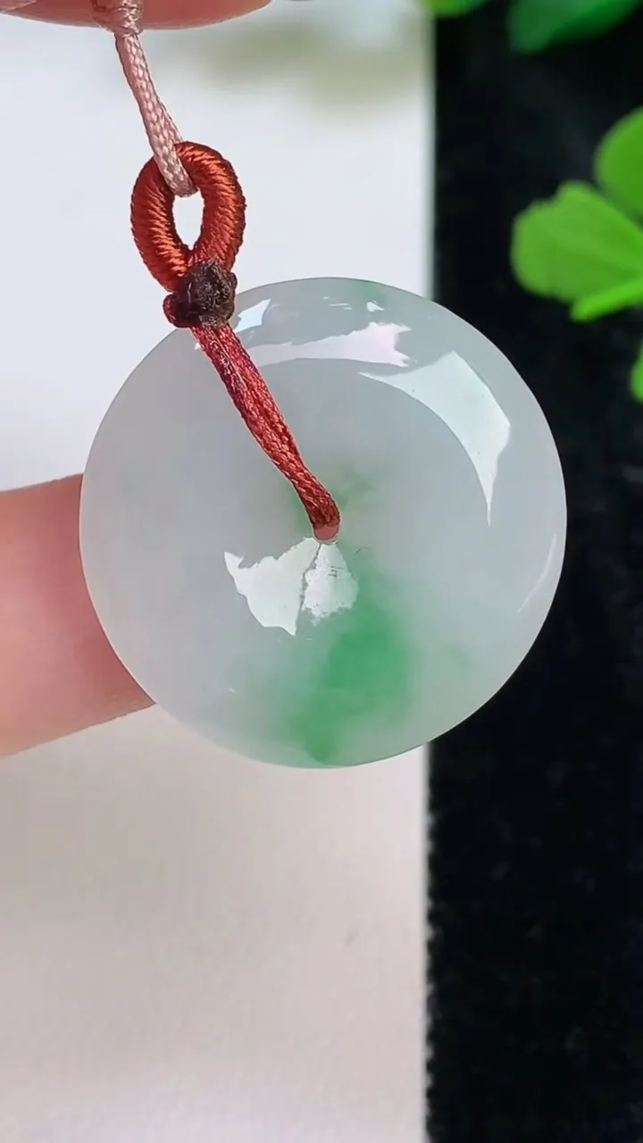 天然A货翡翠平安扣吊坠，尺寸25-5，重量:6.26g
8月3日