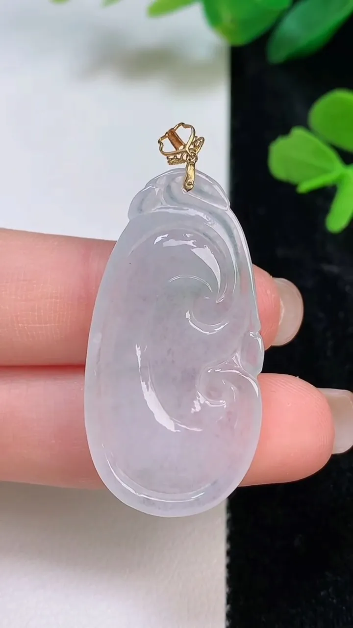 天然A货翡翠种飘花如意吊坠，尺寸35.6-19.8-4，重量:5.61g
8月3日