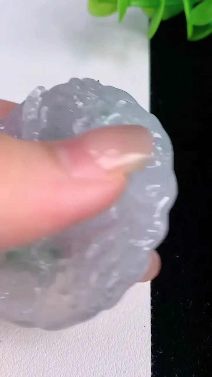 天然A货翡翠冰种飘花龙牌吊坠，尺寸52.6-46.6-10.5，重量:41.98g
8月3日