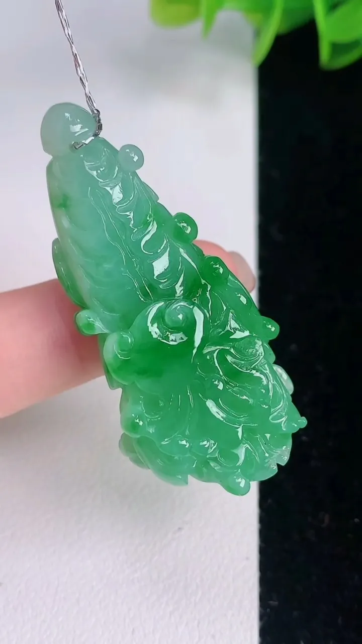 天然A货翡翠白菜吊坠，尺寸47-20.6-10.6，重量:14.83g
8月3日