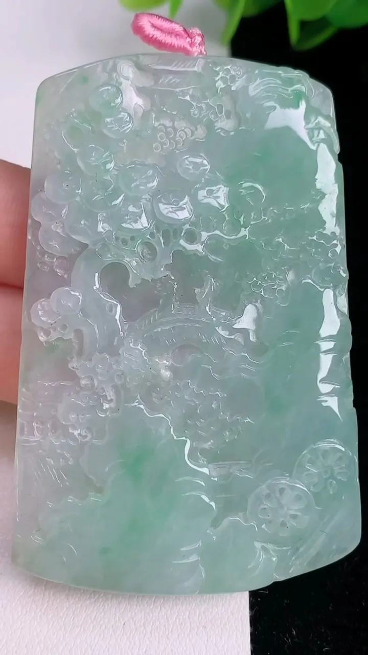 天然A货翡翠山水牌吊坠，尺寸66-43-5.7，重量:34.23g
8月3日