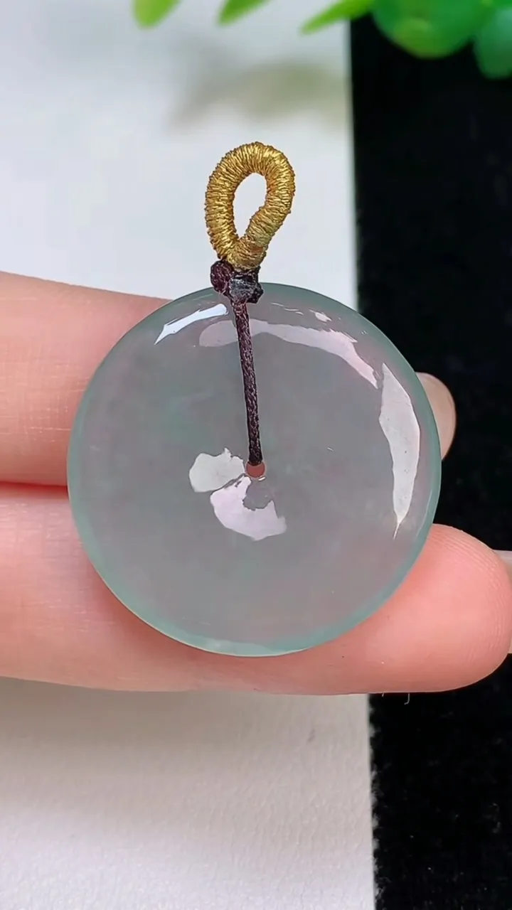 天然A货翡翠平安扣吊坠，尺寸27.2-4.4，重量:7.12g
8月3日