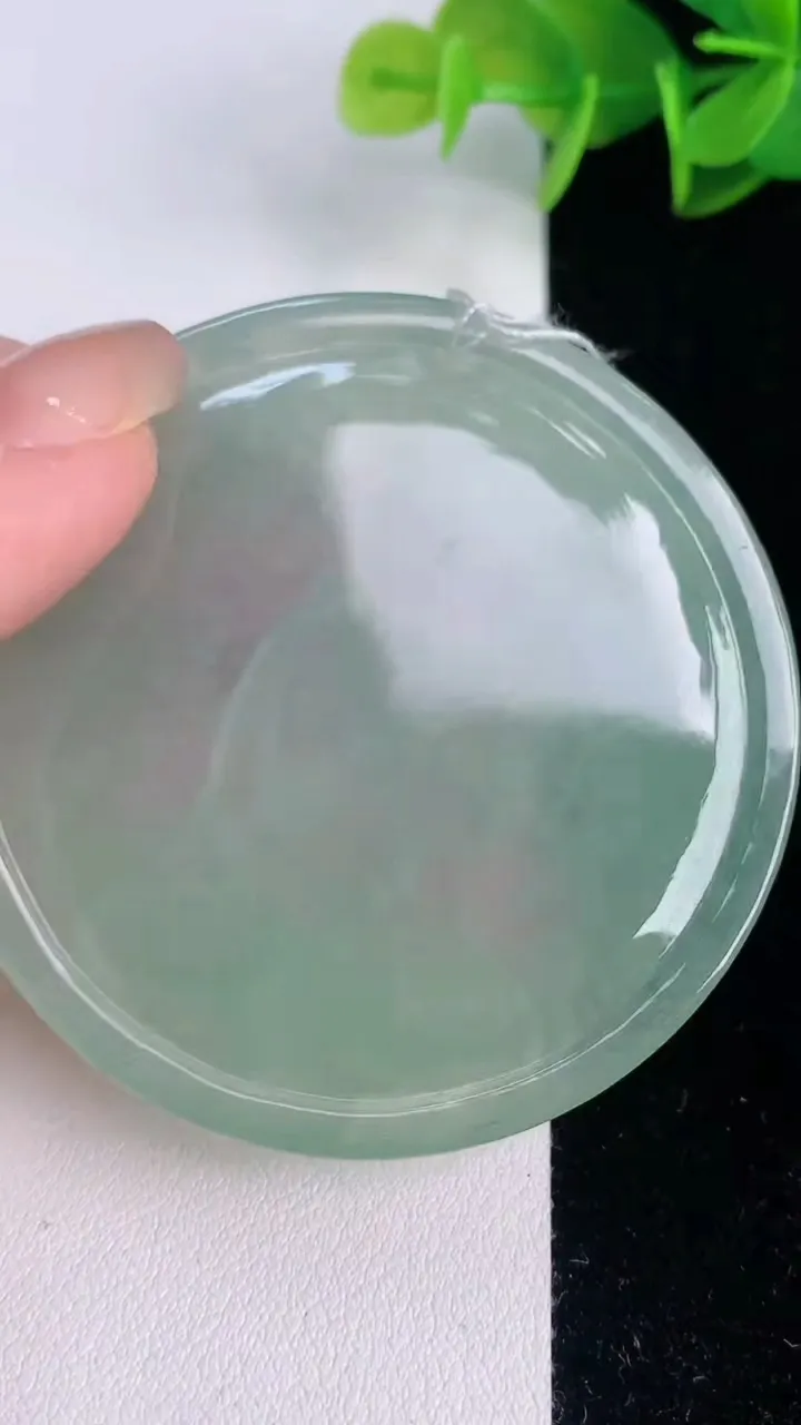 天然A货翡翠千手观音菩萨吊坠，尺寸56-4.8，重量:33.19g
8月3日