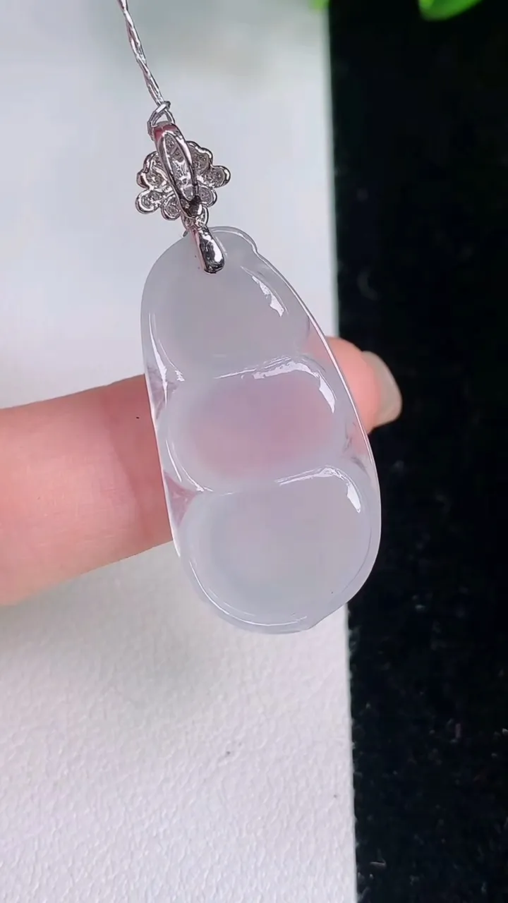 天然A货翡翠种白冰福豆吊坠，尺寸29-14.5-5.3，重量:4.84g
8月3日
