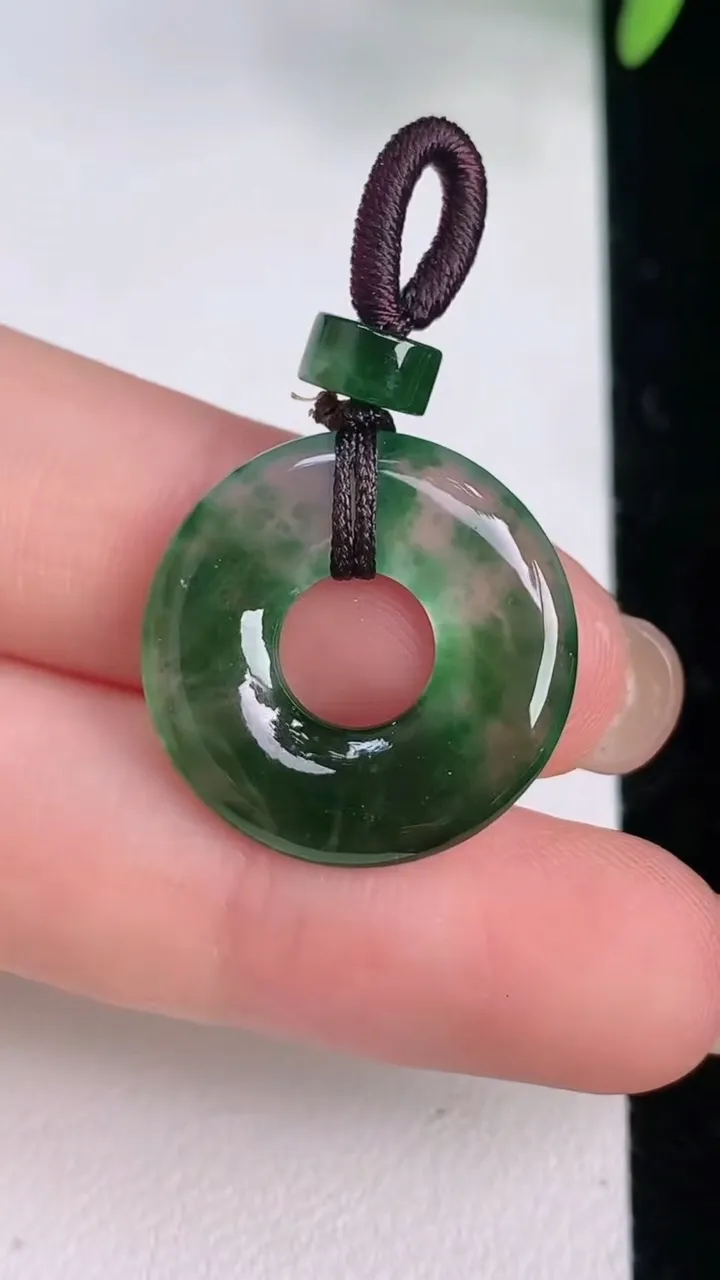 天然A货翡翠冰种飘花平安环 甜甜圈吊坠，尺寸21-3.2，重量:3.02g
8月3日