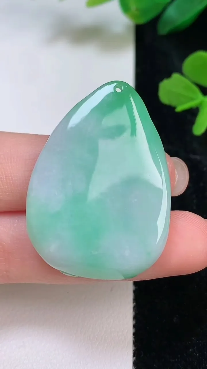 天然A货翡翠生肖鸡吊坠，尺寸35.6-27.6-6.8，重量:12.26g
8月3日