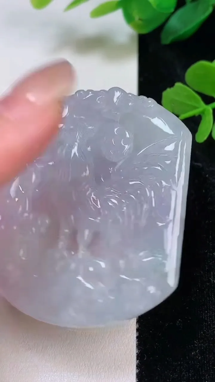 天然A货翡翠春带彩 紫罗兰生肖鸡吊坠，尺寸54-45.5-4.8，重量:24.84g
8月3日
