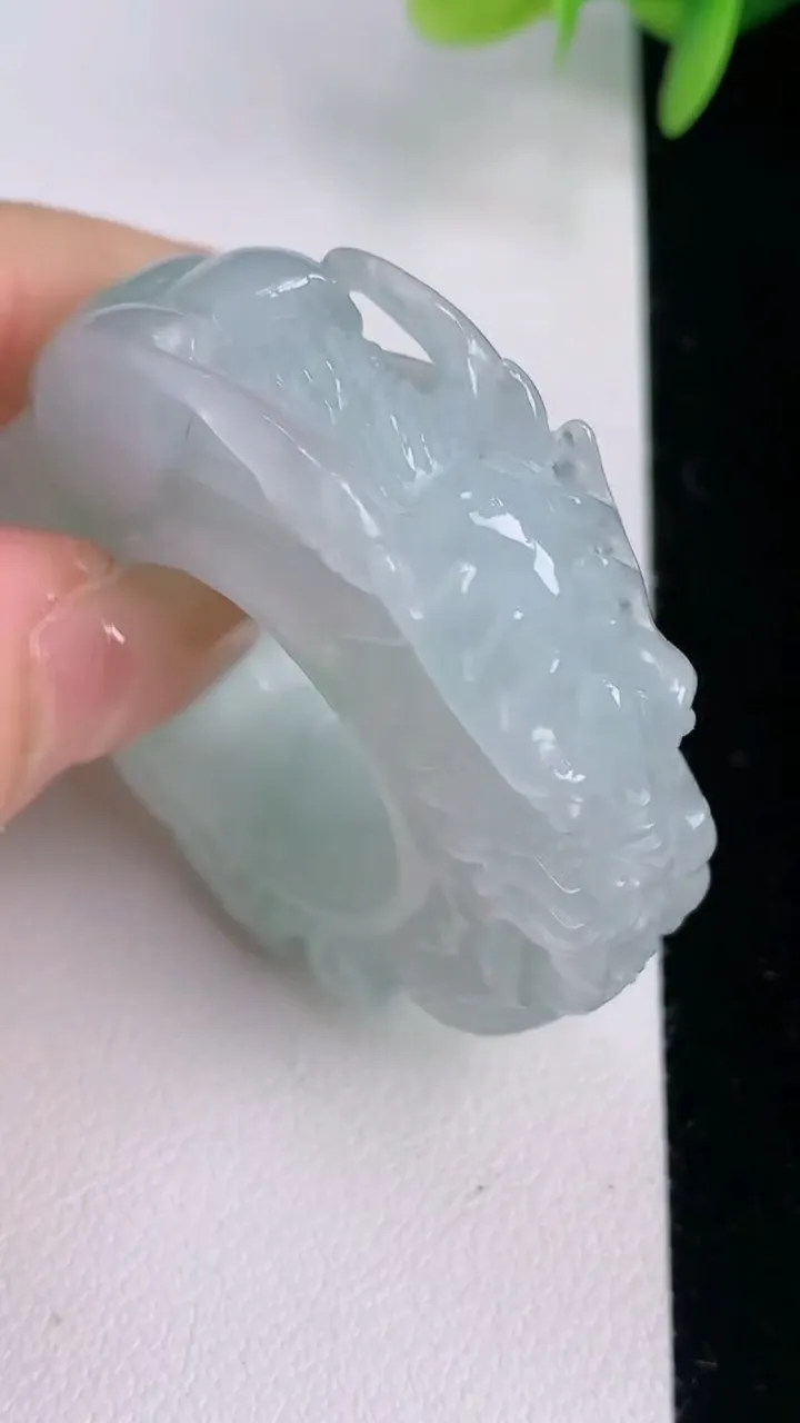 天然A货翡翠龙头扳指 戒指，尺寸21.7-13-12.4，重量:40.76g2025年8月3日
工厂直销收藏佳品,种好水足，色泽均匀，有种有色，上手高大气！