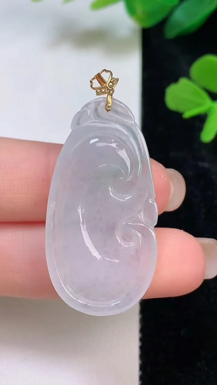 天然A货翡翠种飘花如意吊坠，尺寸35.6-19.8-4，重量:5.61g
8月3日