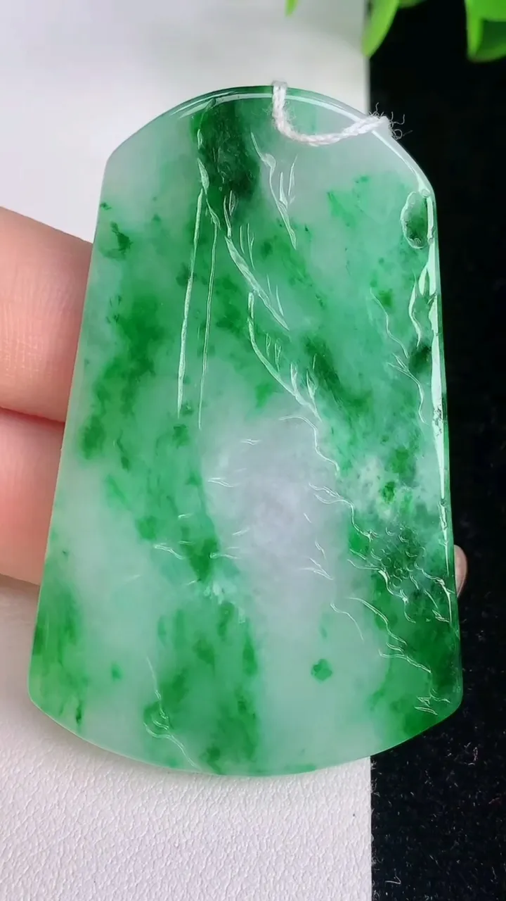 天然A货翡翠山水牌吊坠，尺寸58.8-37.4-4.7，重量:21.70g
8月3日