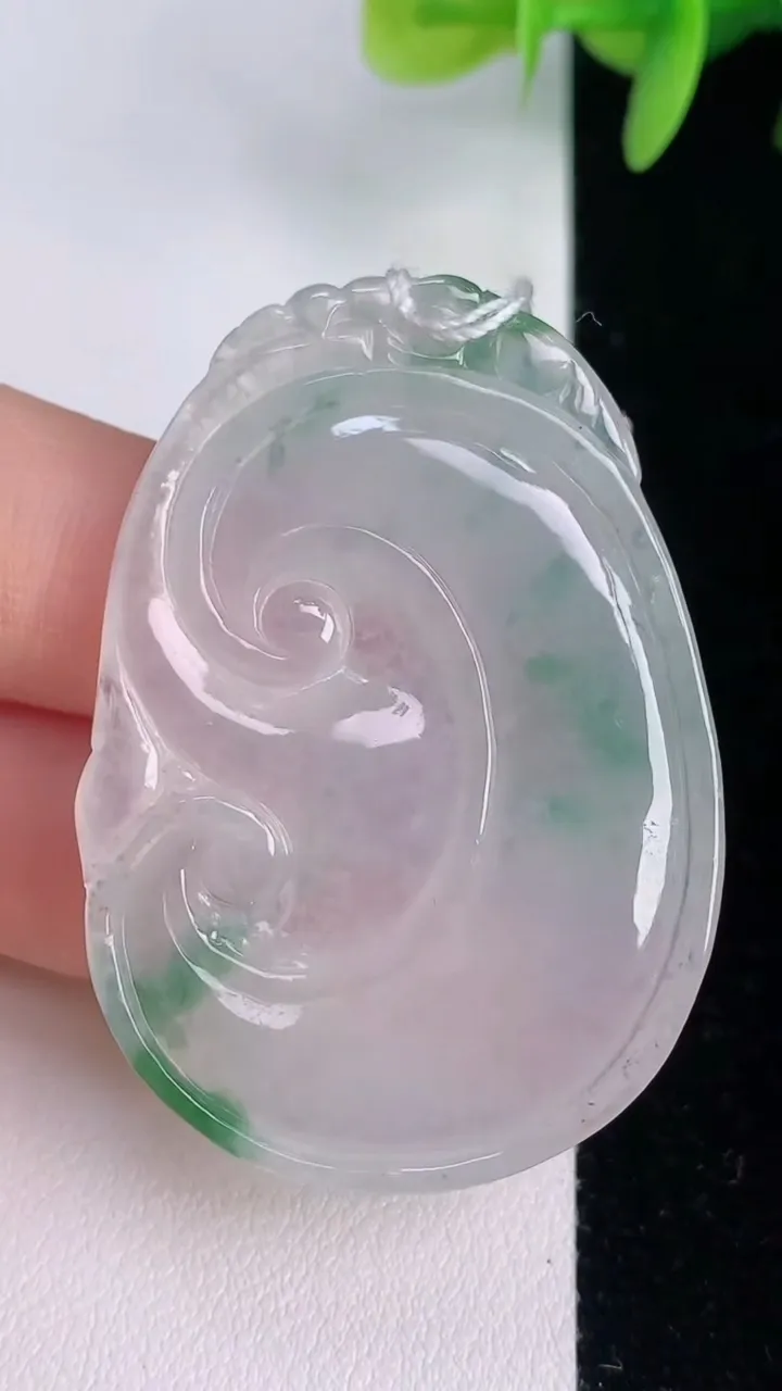 天然A货翡翠冰种飘花如意吊坠，尺寸46.8-32.8-6，重量:17.10g
8月3日