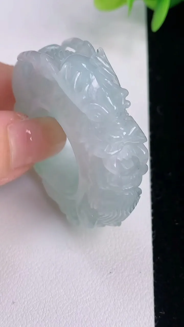 天然A货翡翠龙头扳指 戒指，尺寸21.7-13-12.4，重量:40.76g2025年8月3日
工厂直销收藏佳品,种好水足，色泽均匀，有种有色，上手高大气！