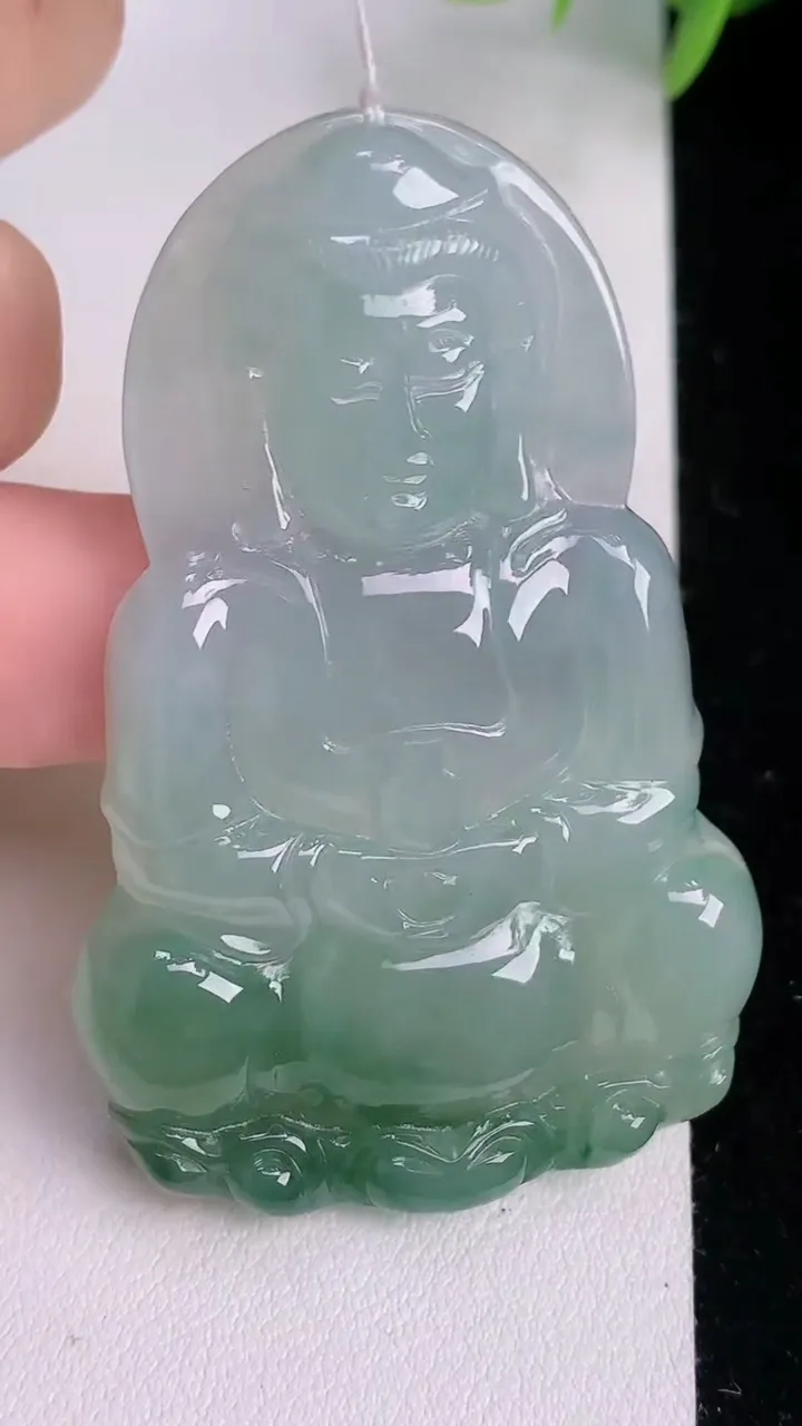 天然A货翡翠冰种飘花正装观音菩萨吊坠，尺寸57-38-6，重量:24.00g
8月3日