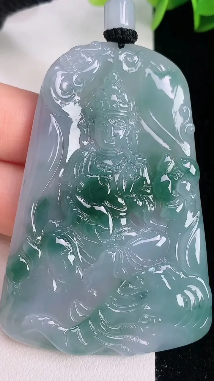 天然A货翡翠冰种飘花普贤菩萨吊坠，尺寸63.2-44.2-5.4，重量:37.37g
8月3日
