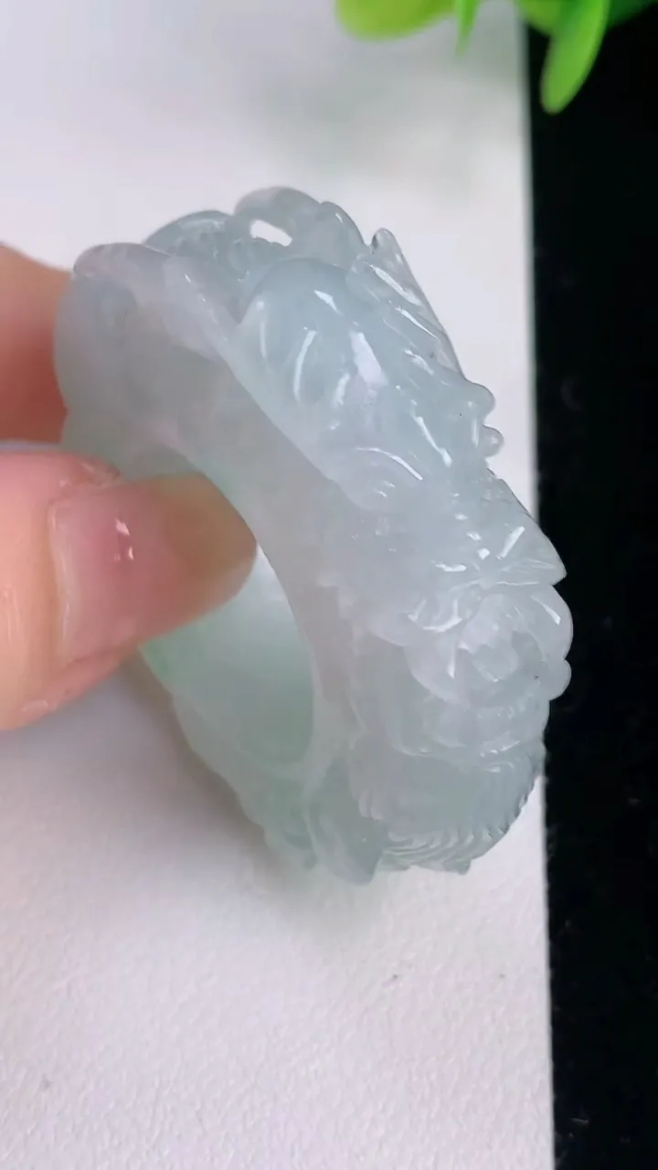 天然A货翡翠龙头扳指 戒指，尺寸21.7-13-12.4，重量:40.76g2025年8月3日
工厂直销收藏佳品,种好水足，色泽均匀，有种有色，上手高大气！
