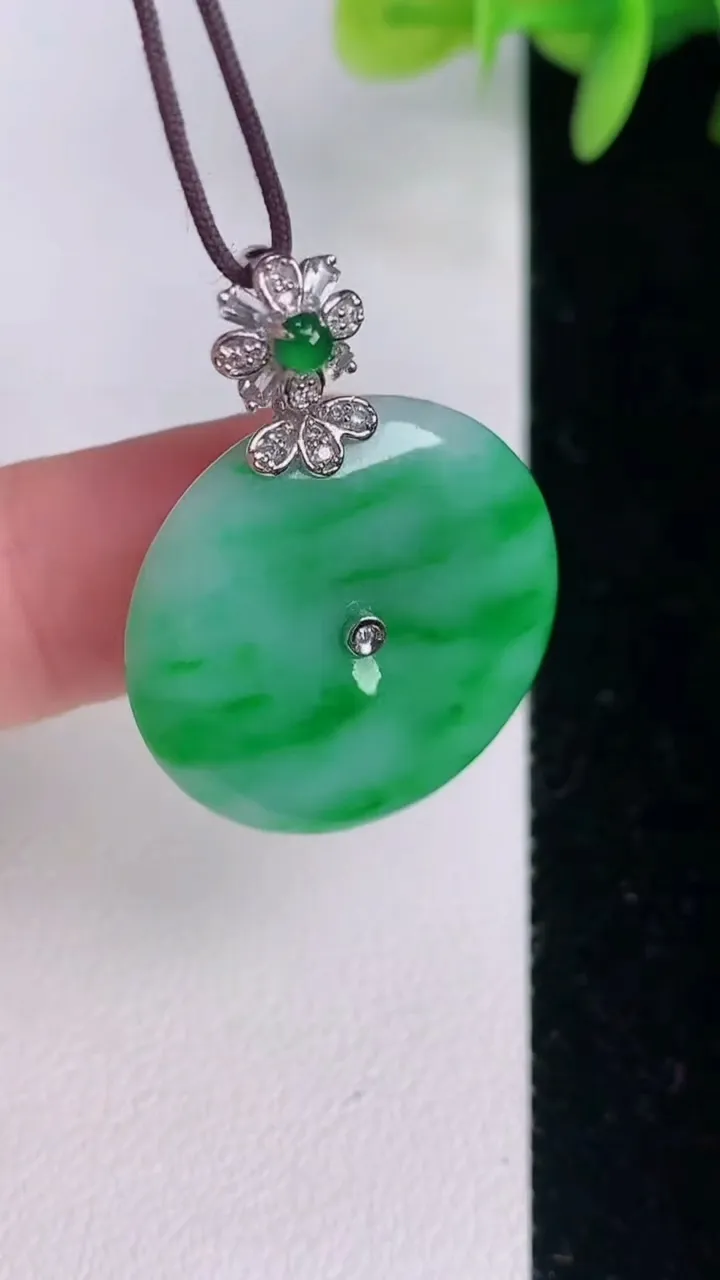 天然A货翡翠平安扣吊坠，尺寸24-4.5，重量:6.07g
8月3日