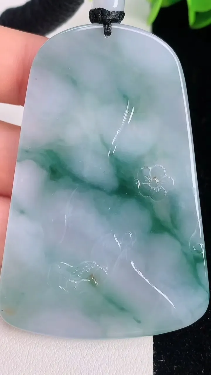 天然A货翡翠冰种飘花普贤菩萨吊坠，尺寸63.2-44.2-5.4，重量:37.37g
8月3日