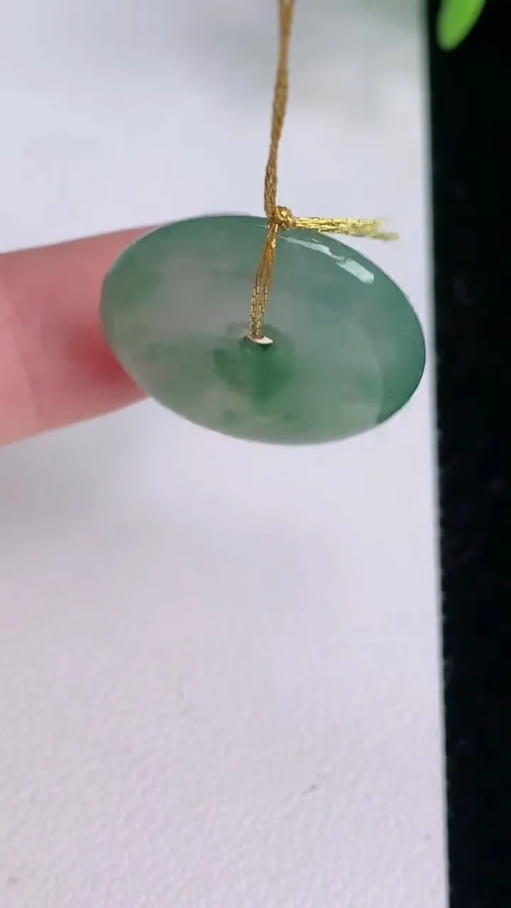 天然A货翡翠平安扣吊坠，尺寸21.8-4.6，重量:4.47g
8月3日