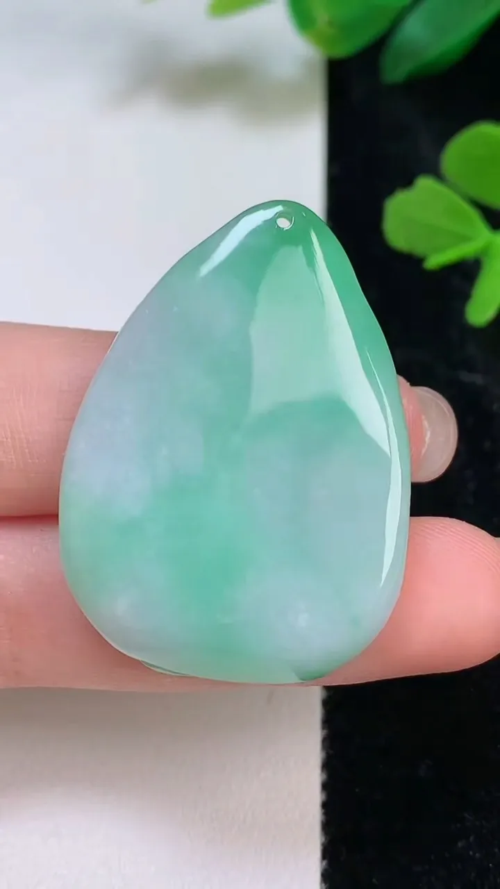 天然A货翡翠生肖鸡吊坠，尺寸35.6-27.6-6.8，重量:12.26g
8月3日