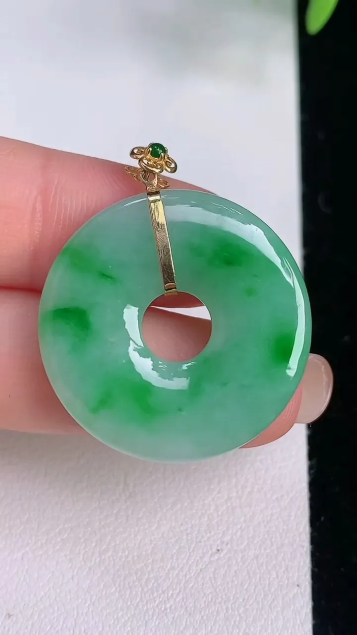 天然A货翡翠平安环 甜甜圈吊坠，尺寸27-3.7，重量:6.24g
8月3日