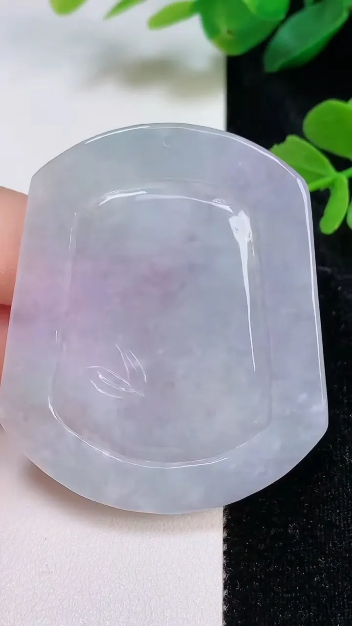 天然A货翡翠春带彩 紫罗兰生肖鸡吊坠，尺寸54-45.5-4.8，重量:24.84g
8月3日