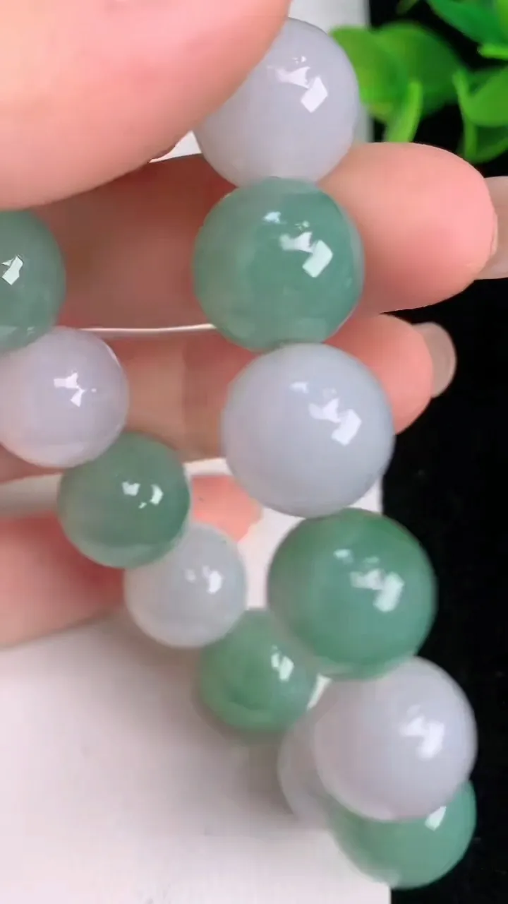 天然A货翡翠圆珠手串15颗，尺寸13.2，重量:62.38g8月3日
工厂直销收藏佳品,种好水足，色泽均匀，有种有色，上手高大气！