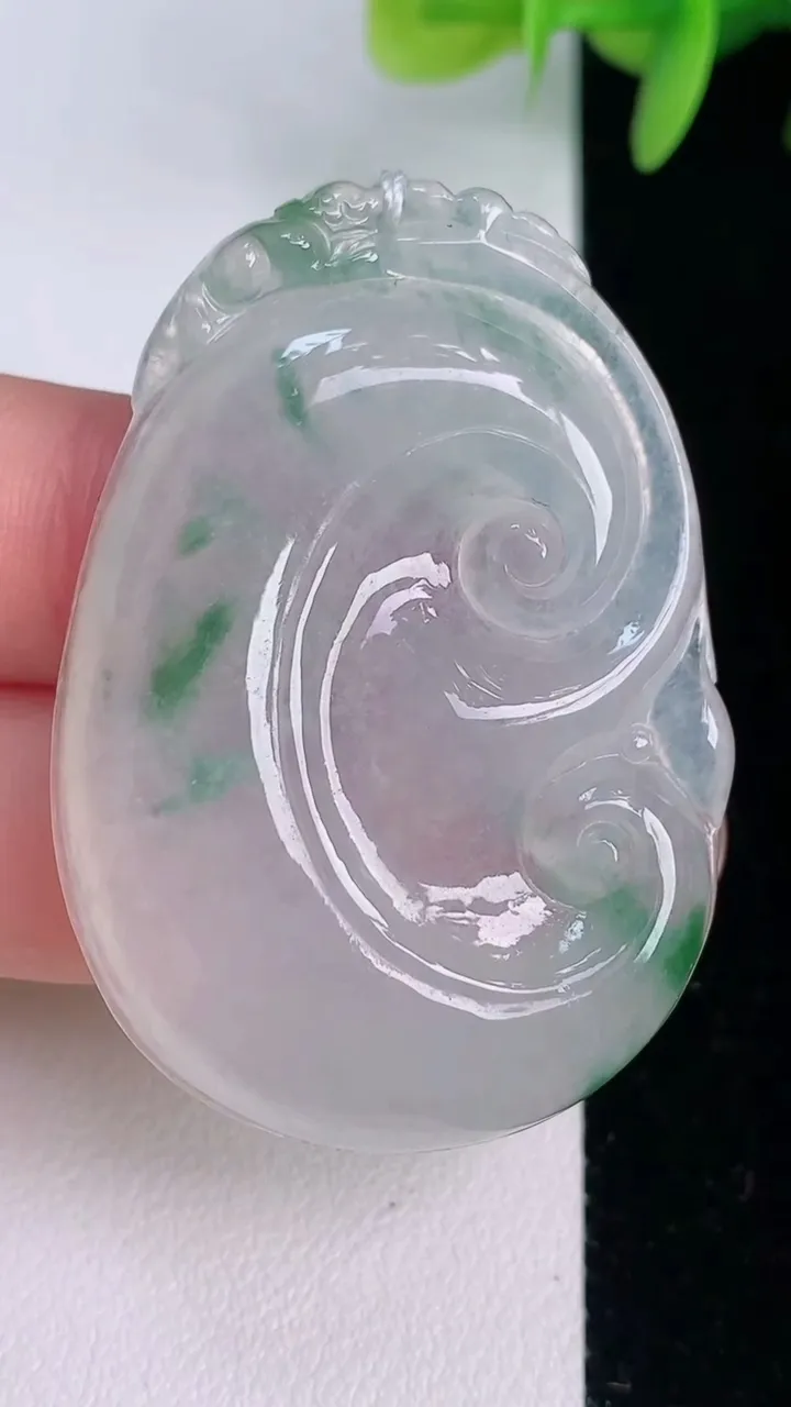 天然A货翡翠冰种飘花如意吊坠，尺寸46.8-32.8-6，重量:17.10g
8月3日