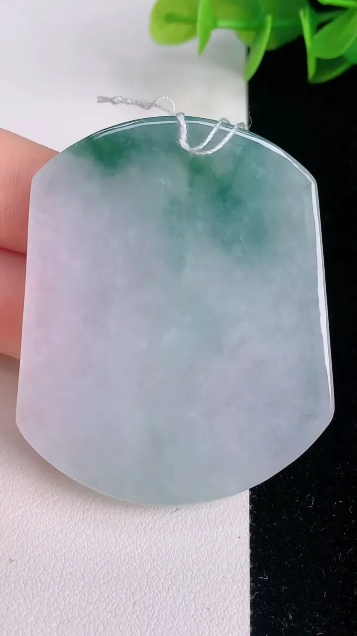天然A货翡翠冰种飘花生肖虎 虎牌吊坠，尺寸53-44.7-5.8，重量:31.87g
8月3日