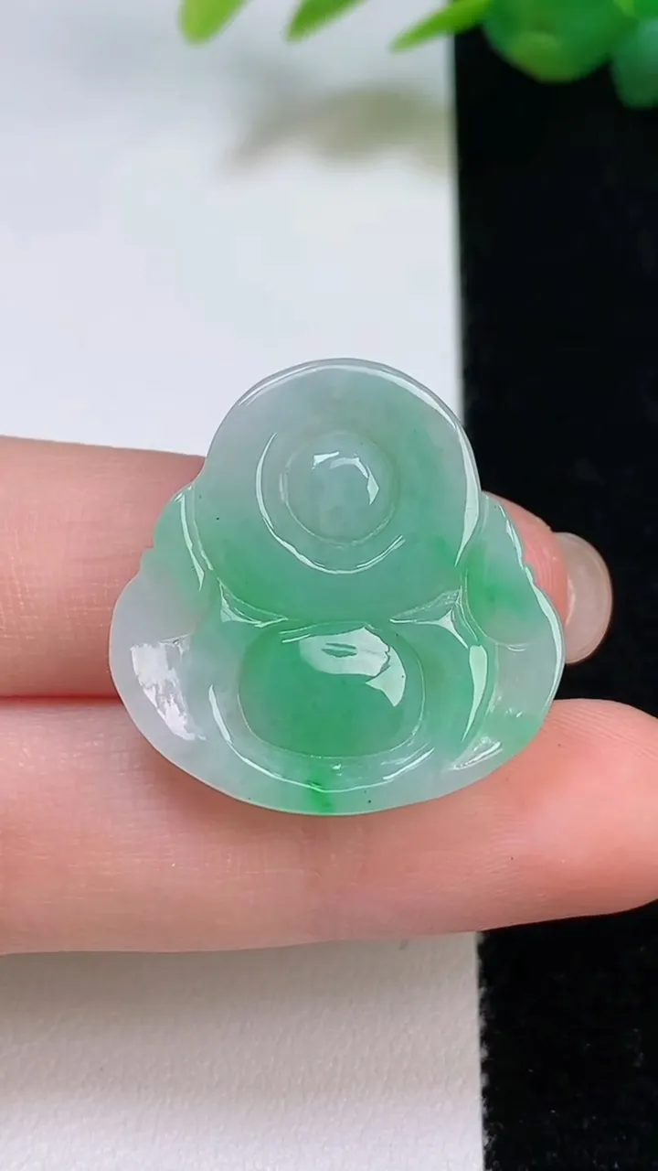 天然A货翡翠佛公吊坠，尺寸23.6-26-5，重量:5.07g
8月3日