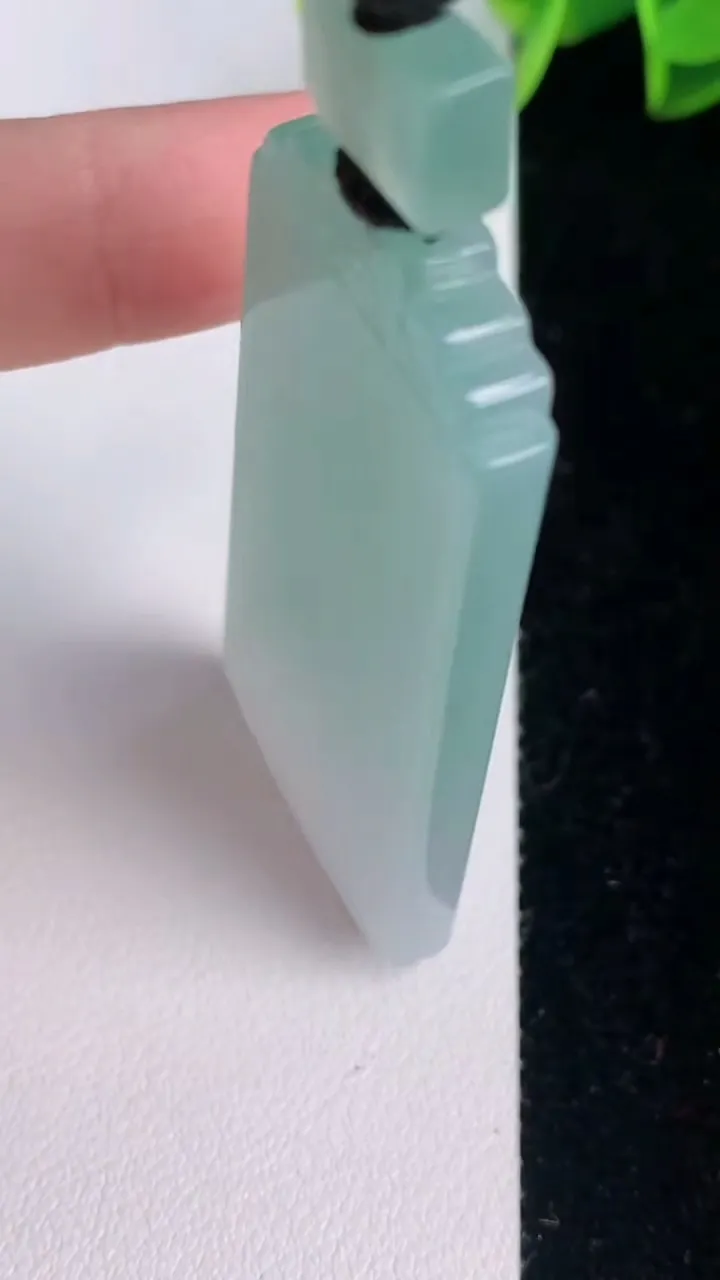 天然A货翡翠仿古无事牌吊坠，尺寸60-27.2-5，重量:26.96g
8月3日