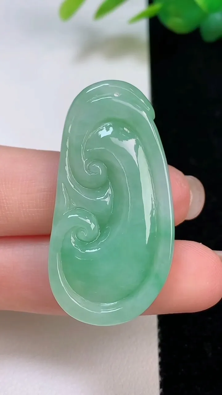 天然A货翡翠如意吊坠，尺寸41.3-20.7-6.3，重量:11.41g
8月4日